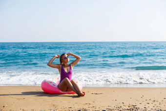假期海美丽的纤细的女人泳衣充气环海滩女孩休息夏天土耳其海岸
