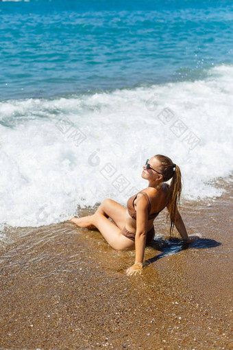 夏天生活方式美丽的女人苗条的晒黑身体<strong>比基尼泳衣</strong>享受生活说谎沙子海滩热带岛假期