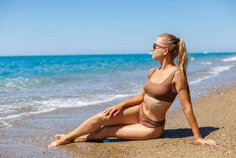 夏天生活方式美丽的女人苗条的晒黑身体比基尼泳衣享受生活说谎沙子海滩热带岛假期