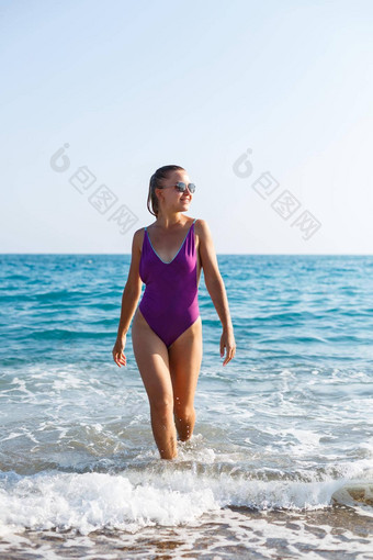 美丽的年轻的女人泳衣海纤细的女孩假期海享受太阳夏天假期地中海海