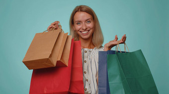 快乐旅游女人显示购物袋广告假期折扣惊讶低价格