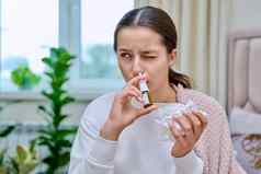 十几岁的女孩流鼻涕的鼻子治疗鼻炎鼻子滴喷雾