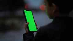男孩攻丝绿色屏幕智能手机孩子电话手色度晚上秋天