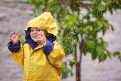 有趣的雨可爱的男孩玩雨