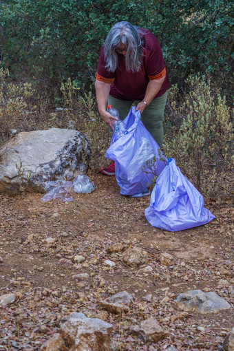 女人生态学家垃圾袋挑选垃圾场