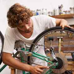 修复的事情年轻的男人。修复自行车