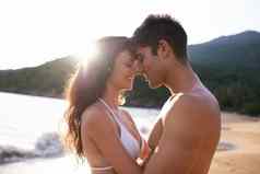 生活爱一年夏天年轻的夫妇分享浪漫的时刻海滩
