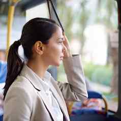 美丽的女商人公共汽车年轻的女商人通勤工作