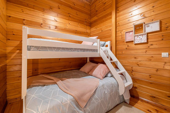 孩子们卧室双层床上木墙舒适的舒适的小屋室内