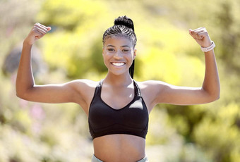 体育女人强大的肱二头肌锻炼培训肖像年轻的黑色的女人显示强度健身肌肉锻炼自然动机锻炼女