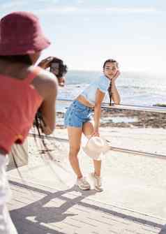 海滩模型照片拍摄女人户外散步照片海海洋美丽的海滩视图时尚摄影师夏天有吸引力的年轻的女