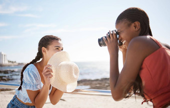 摄影师女人模型海滩夏天拍摄有创意的自由快乐户外图片摄影微笑有趣的女孩持有相机焦点女海洋背景