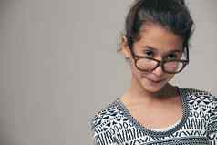 bi-spectacled有趣的工作室拍摄年轻的女孩眼镜灰色的背景