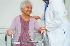亚洲上了年纪的女人残疾病人走沃克护理医院医疗概念