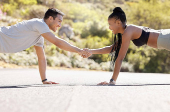 动机健身<strong>握手</strong>锻炼伙伴关系交易运动<strong>夫妇</strong>摇晃手锻炼挑战在户外朋友手俯卧撑有趣的体育成键有竞争力的