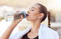 健身锻炼喝水女人锻炼培训毛巾脖子健康健康有氧运动体育运行动机渴了女孩瓶
