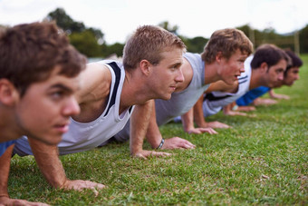 硬核强度培训集团年轻的运动员培训在户外