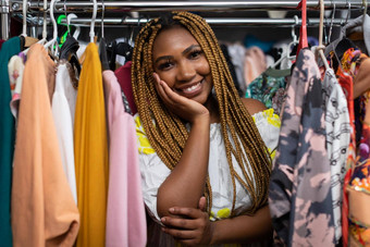 非洲女人道具头手微笑天真地服装商店