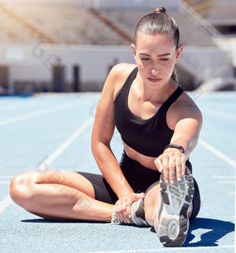 体育运动培训跑步者伸展运动地板上准备身体锻炼户外运行跟踪地面动机健身锻炼女人运动员放松拉伸耐力运行