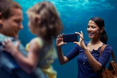 妍集中鱼女孩郊游水族馆