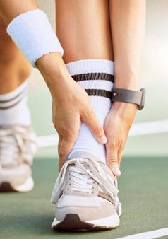 体育健身疼痛女人脚踝受伤锻炼培训健身事故体育运动法院变焦女孩运动员健康风险肌肉受伤伤口锻炼体育运动俱乐部