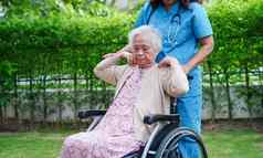 亚洲上了年纪的女人残疾病人锻炼轮椅医生公园医疗概念