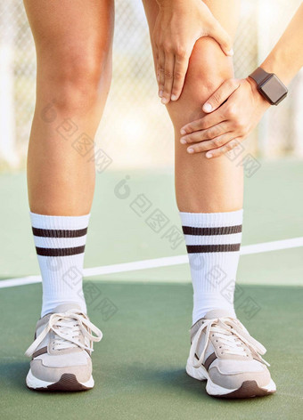 网球女人<strong>膝盖疼痛</strong>腿受伤锻炼事故健身培训锻炼体育法院特写镜头女运动员健康风险肌肉伤口身体问题紧急援助