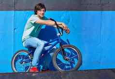 练习游戏完整的长度拍摄十几岁的男孩骑BMX滑板运动场地
