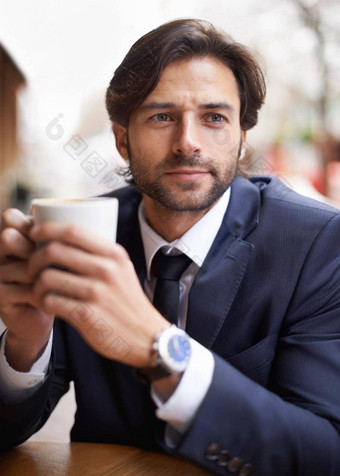 放松好杯咖啡深思熟虑的商人喝咖啡在户外咖啡商店
