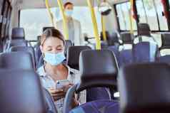 科维德旅行电话社会媒体面具疾病预防公共公共汽车旅行安全协议女孩脸保护在线移动应用程序运输休闲娱乐