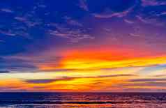 美丽的惊人的色彩斑斓的金日落普吉岛岛泰国