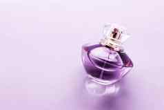 紫色的香水瓶光滑的背景甜蜜的花气味魅力香味水香水假期礼物奢侈品美化妆品品牌设计
