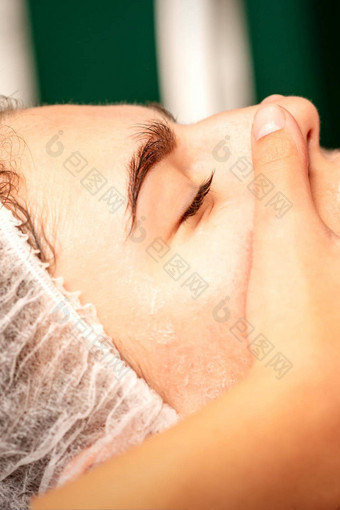 脸按摩美丽的高加索人年轻的白色女人面部按摩关闭眼睛水疗中心沙龙