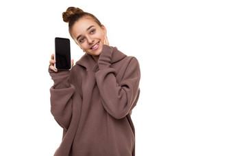 照片美丽的快乐可爱的女孩黑暗头发好棕色（的）连帽衫罩持有移动电话空白黑色的屏幕孤立的白色背景免费的空间文本