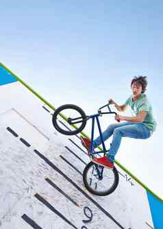 练习游戏十几岁的男孩骑BMX滑板运动场地