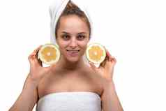 女人淋浴柑橘类水果演示了皮肤的营养物质维生素