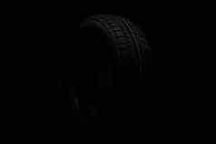 黑色的轮胎黑色的背景