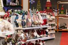 明斯克白俄罗斯11月货架上超市圣诞节一年货物装饰首页树圣诞节假期
