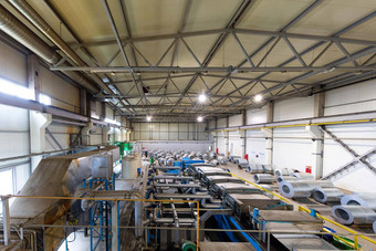 照片生产行金属瓷砖屋顶钢形成机金属制品工厂车间金属表分析机背景植物