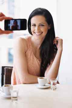 捕捉可爱咖啡馆女人图片电话咖啡馆