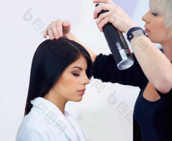 设计师金触摸年轻的模型沙龙头发定型剂应用头发