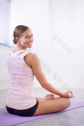 发现快乐生活<strong>瑜伽</strong>图像有吸引力的年轻的女人莲花构成肩膀