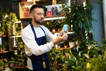 花店企业家采取图片盆栽植物电话买家概念在线销售花花束