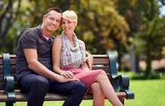 享受放松一天公园成熟的夫妇享受浪漫的时刻公园板凳上