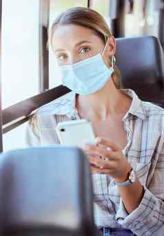 女人科维德电话旅行公共汽车健康安全新闻社会媒体面具肖像女旅行者公共运输流感大流行移动智能手机沟通
