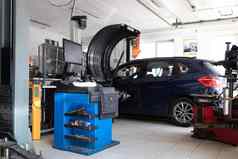 照片机平衡轮子修复轮胎汽车背景蓝色的乘客车服务站修复开放罩