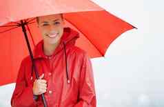 感觉安全受保护的美丽的年轻的女人站红色的伞
