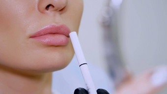 诊所美沙龙大计划嘴唇医生显示病人唇区注射透明质酸酸讨论过程唇增加