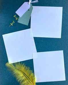 明信片模型蓝色的背景空白纸提醒待办事项列表纸标签黄色的笔
