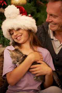 使著名的笑笑猫年轻的女孩持有小猫圣诞节